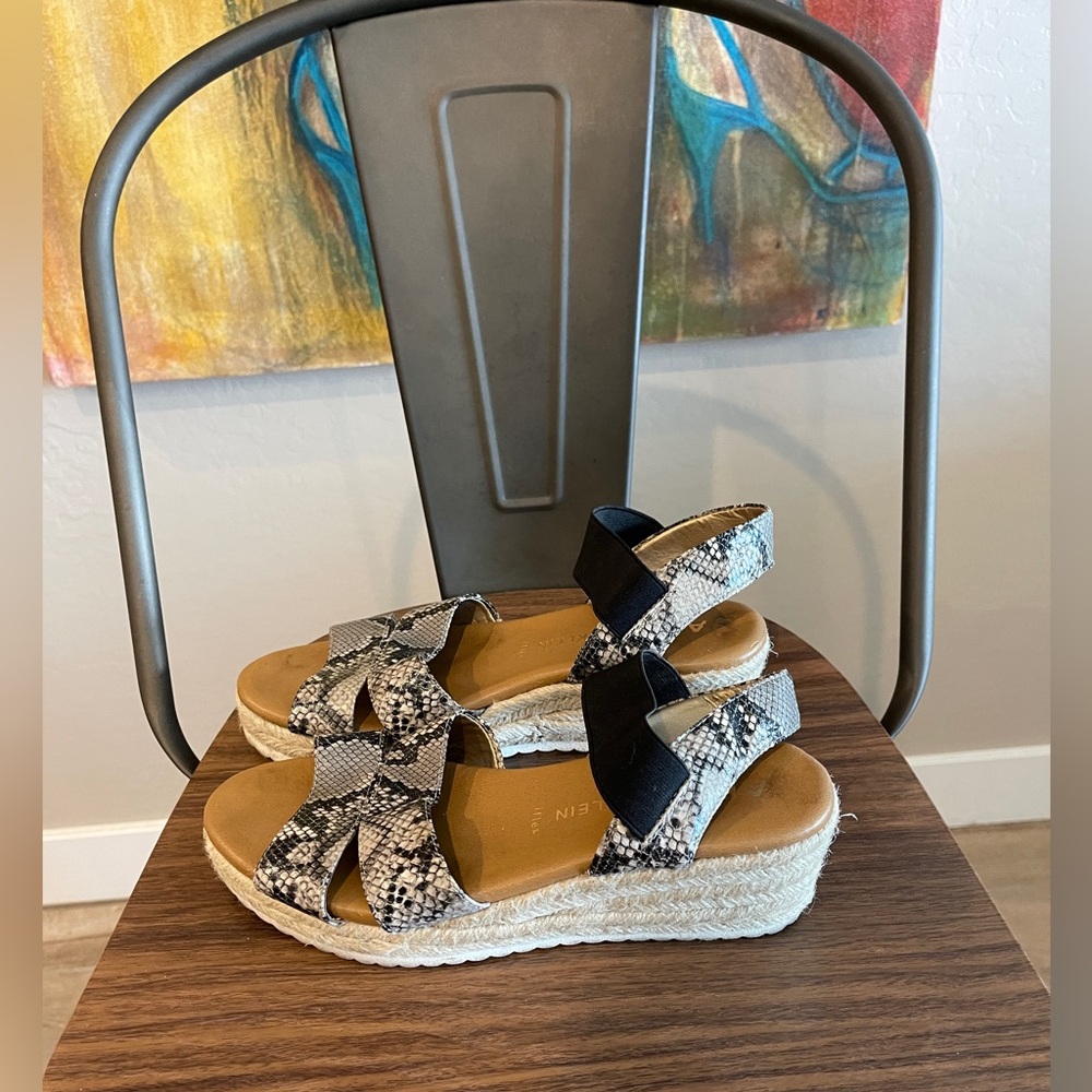 Ann Klein size 8 animal print sandals